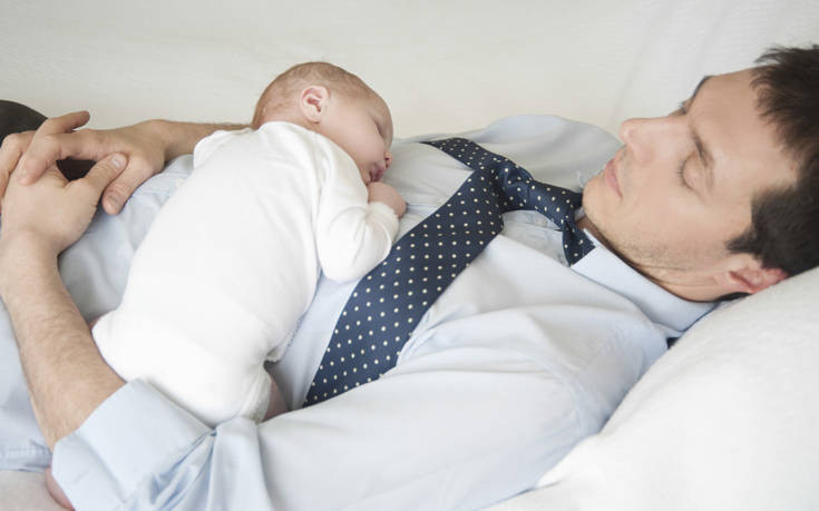 Άδεια πατρότητας: Είδος πολυτελείας ή προκατάληψη για τον άνδρα