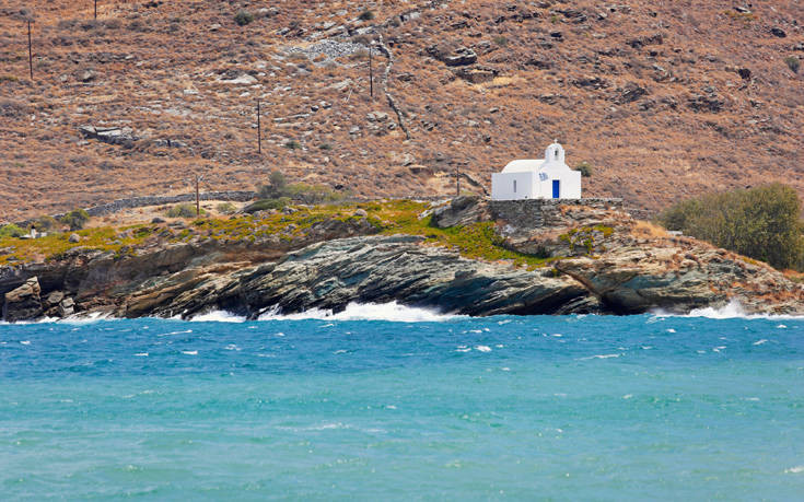 «Η Κέα αδυνατεί να φιλοξενήσει» τους 196 μετανάστες από το πλοίο που προσάραξε στο νησί