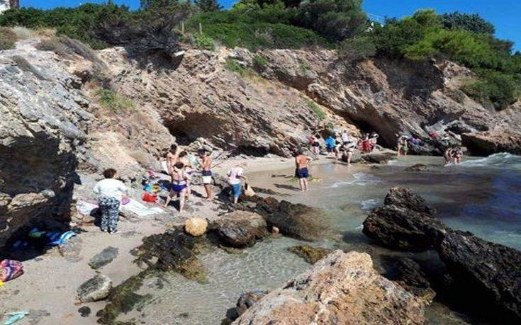 Εκκένωση παραλίας στο Πόρτο Ράφτη λόγω επικίνδυνου βράχου