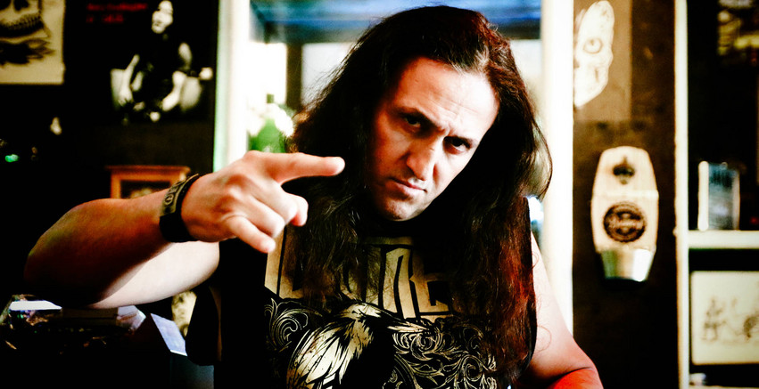 Ο πρώην παπαροκάς, Γιάννης Παπανικολάου, πλέον ηγείται της heavy metal μπάντας Diviner