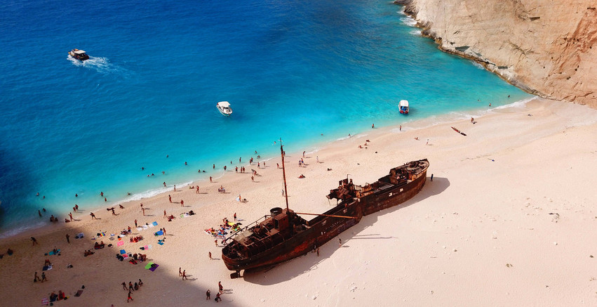 Παραλίες και όρμοι στην Ελλάδα που έγιναν διάσημοι από ένα ναυάγιο