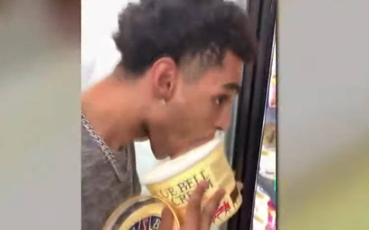 Η σιχαμερή κίνηση που έγινε μόδα: Άνδρας γλείφει παγωτό σε σούπερ μάρκετ