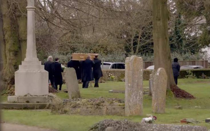 Γυναίκα στις ΗΠΑ λήστευε τα σπίτια των πεθαμένων την ώρα της κηδείας