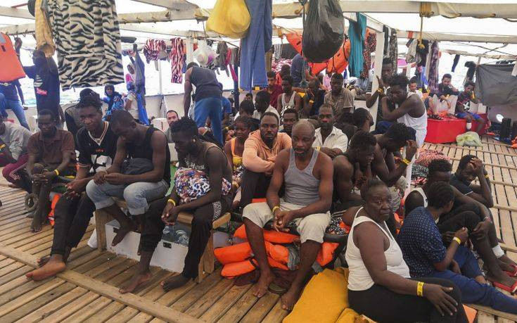 Αποβίβαση των μεταναστών του πλοίου Open Arms στη Λαμπεντούζα διέταξε η εισαγγελία