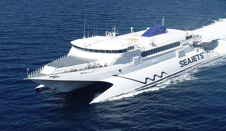 Στο λιμάνι της Ραφήνας παραμένει το «Naxos jet», λόγω ισχυρών ανέμων