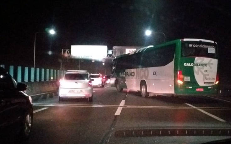 Ένοπλος κρατά ομήρους επιβάτες λεωφορείου σε γέφυρα της Βραζιλίας