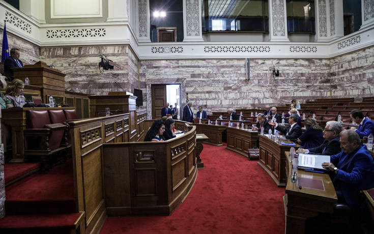 Διασταύρωσαν τα ξίφη τους ΝΔ και ΣΥΡΙΖΑ για αναθεώρηση του συντάγματος και τις σχέσεις Κράτους-Εκκλησίας