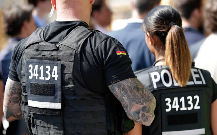 Οι «καυτές αστυνομικίνες» που έχουν αναστατώσει τις γερμανικές Αρχές