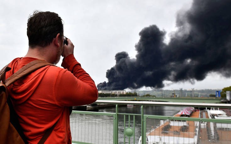 Περιορίστηκε η πυρκαγιά σε χημικό εργοστάσιο στη Ρουέν, κίνδυνος μόλυνσης του Σηκουάνα