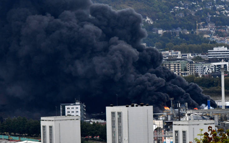 Έσβησε η φωτιά που έκαιγε χημικό εργοστάσιο στη Γαλλία