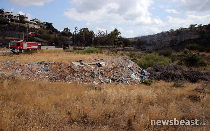 Πολλά σκουπίδια και σωροί από μπάζα κοντά στην περιοχή που ξέσπασε η φωτιά στη Σαρωνίδα
