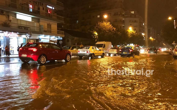 «Άνοιξαν» οι ουρανοί στη Θεσσαλονίκη, πλημμύρισαν οι δρόμοι