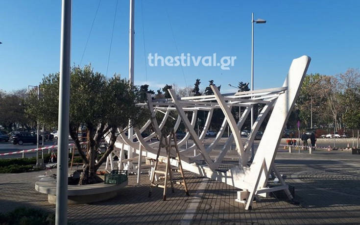 Ξηλώνουν το καράβι από το δημαρχείο στη Θεσσαλονίκη