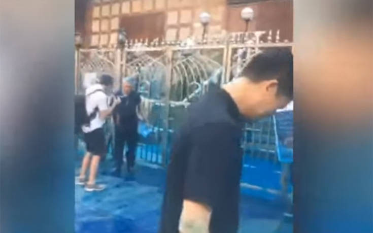 Χονγκ Κονγκ: Συγγνώμη της αστυνομίας επειδή έριξε ένα επικίνδυνο μπλε υγρό σε&#8230; τέμενος ενώ ήθελε σε διαδηλωτές