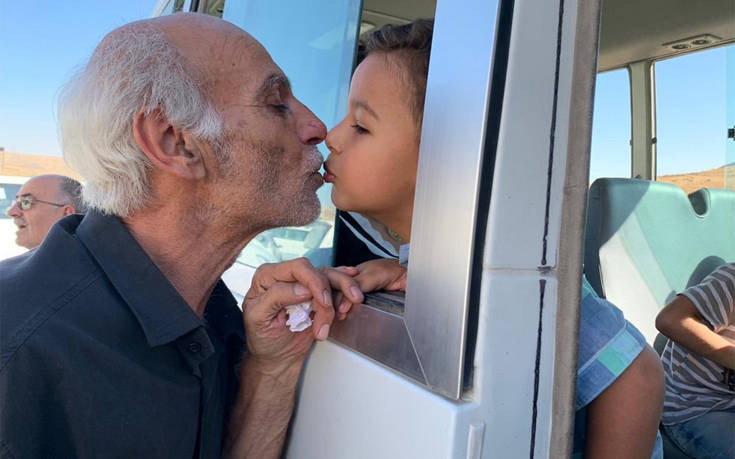 Μία εικόνα γροθιά στο στομάχι: Παππούς αποχαιρετάει το εγγόνι του στη Συρία