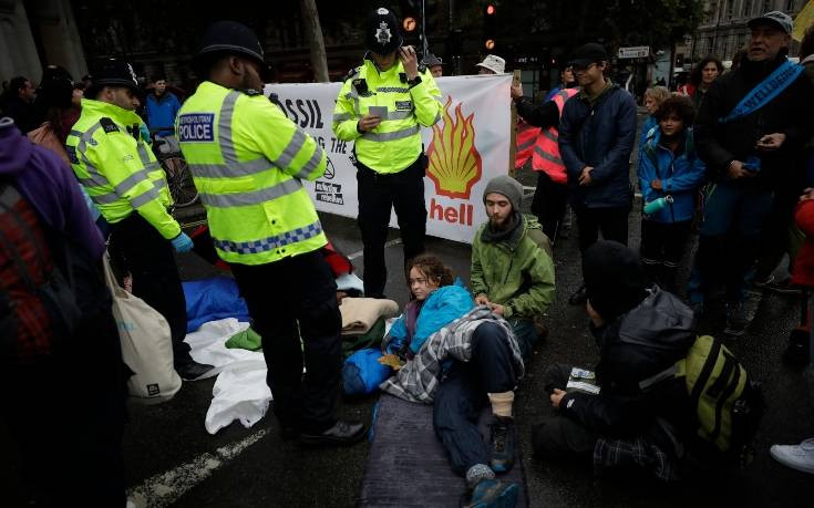 Λονδίνο: Ακτιβιστές για το κλίμα διαδηλώνουν στο υπουργείο Μεταφορών