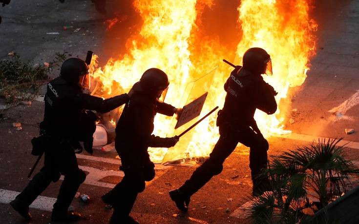 Χάος στη Βαρκελώνη: Πέτρες, φωτιές και συγκρούσεις διαδηλωτών με την αστυνομία