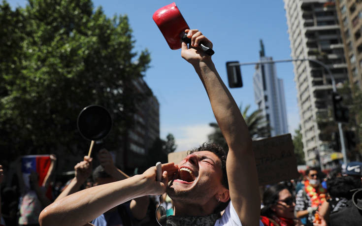 Χιλή: Η κυβέρνηση προσπαθεί να κατευνάσει τη λαϊκή οργή