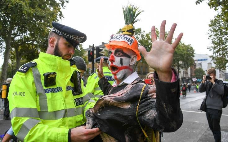 Λονδίνο: Εντολή της αστυνομίας να σταματήσουν οι διαμαρτυρίες των ακτιβιστών για το κλίμα