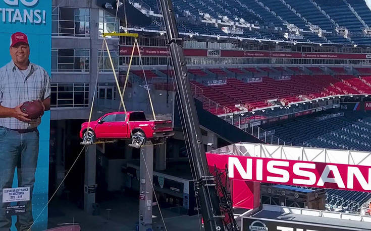 Ο θρόνος του Nissan Titan βρίσκεται στην κορυφή του Nissan Stadium στο Tennessee