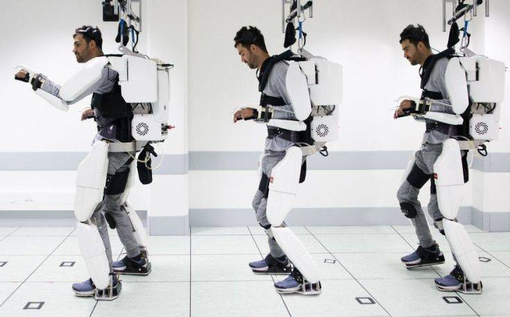 Παράλυτος άνδρας περπατά ξανά χάρη σε ρομποτικό εξωσκελετό που κινεί με τη σκέψη του
