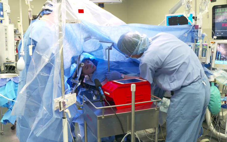 Γιατροί έκαναν live στο Facebook εγχείρηση στον εγκέφαλο 25χρονης στο Τέξας