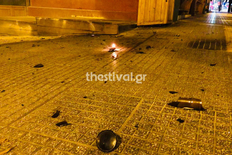 Θεσσαλονίκη: Κουκουλοφόροι επιτέθηκαν με μολότοφ σε διμοιρία και περιπολικό