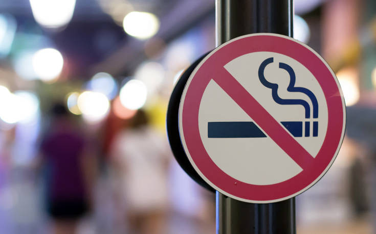 Αντικαπνιστικός νόμος: Η αγγελία για τους καπνιστές που συνωστίζονται έξω από τα μαγαζιά