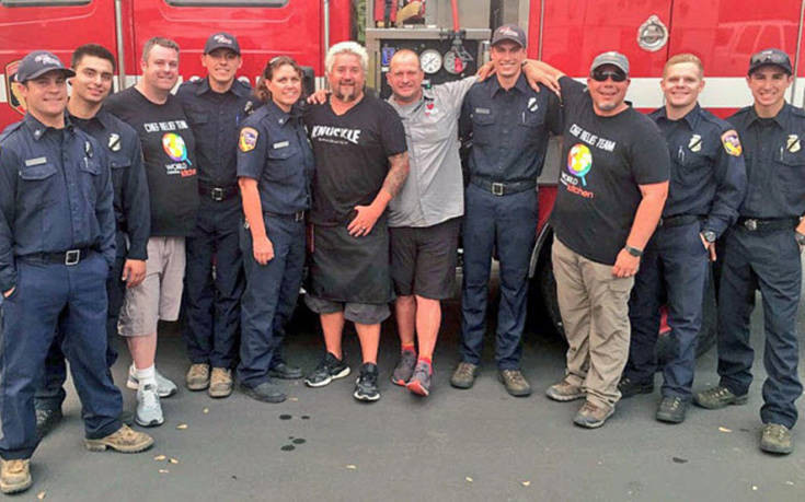 Ο Γκάι Φιέρι μαγειρεύει για τους πυροσβέστες που «παλεύουν» με τις φλόγες στην Καλιφόρνια