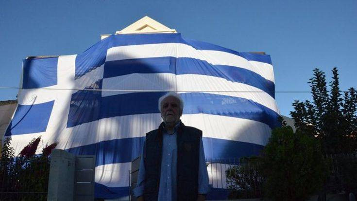 Άργος: Ο αντιδήμαρχος κάλυψε το σπίτι του με ελληνική σημαία 140 τ.μ