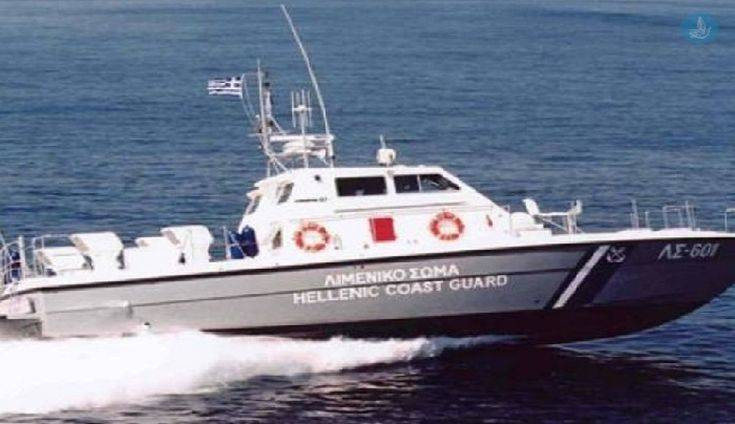 Συναγερμός για ακυβέρνητο σκάφος με 55 μετανάστες που παλεύει με τα κύματα