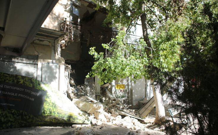 Φωτογραφίες από την κατάρρευση μέρους κτιρίου στο κέντρο της Αθήνας