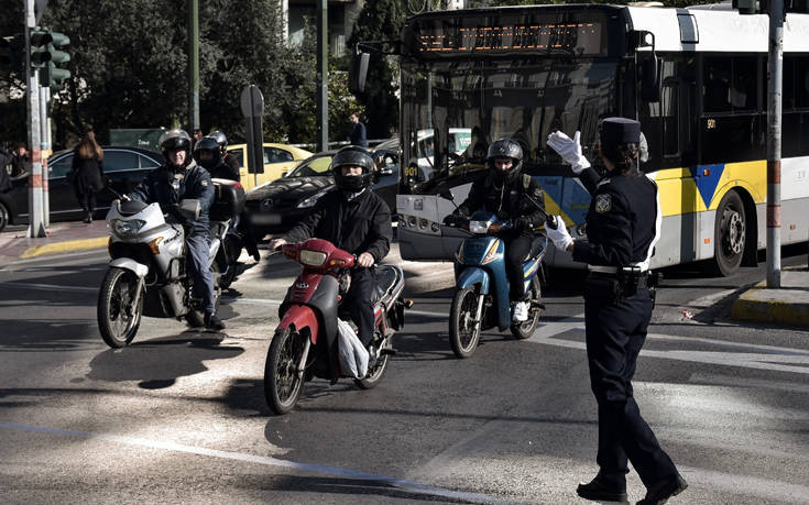 «Εκστρατεία» της Τροχαίας για σταθμεύσεις που εμποδίζουν πεζούς στην Αθήνα