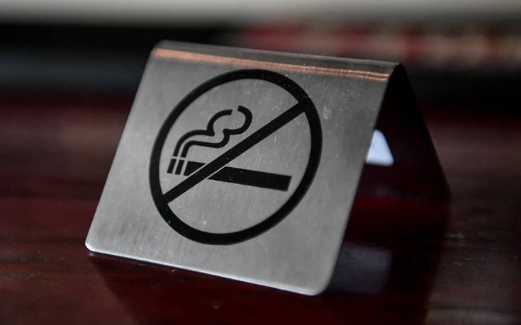 Αντικαπνιστικός νόμος: Έρχονται λέσχες καπνού, πελάτες βγαίνουν για τσιγάρο και δεν γυρίζουν να πληρώσουν