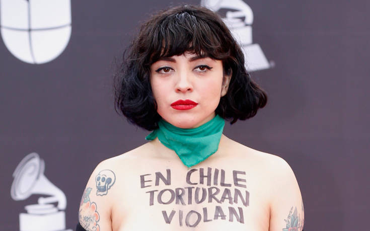 Η τραγουδίστρια που διαμαρτυρήθηκε για τη Χιλή ξεγυμνώνοντας το στήθος της