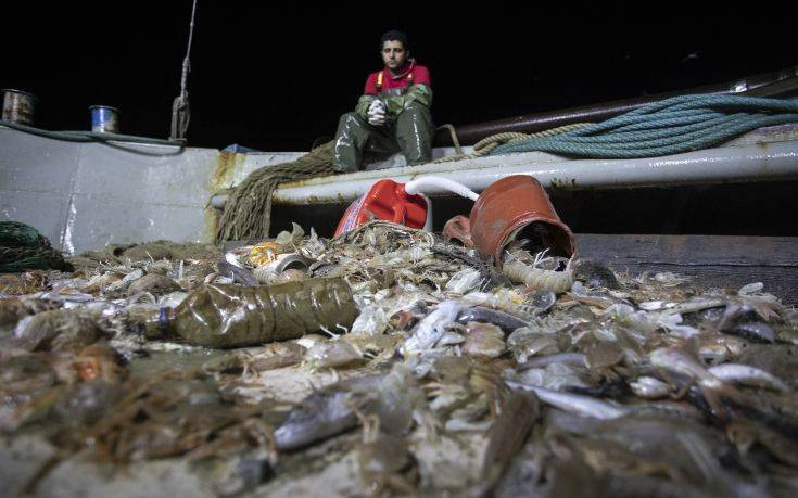 Οκτακόσια κιλά πλαστικά και τσιμεντόλιθους ψάρεψαν τράτες σε Καβάλα και Μηχανιώνα