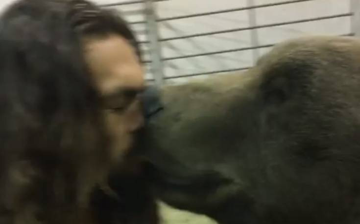 Σάλος με το βίντεο του «Καλ Ντρόγκο» από το Game of Thrones να ταΐζει στο στόμα αιχμάλωτη αρκούδα