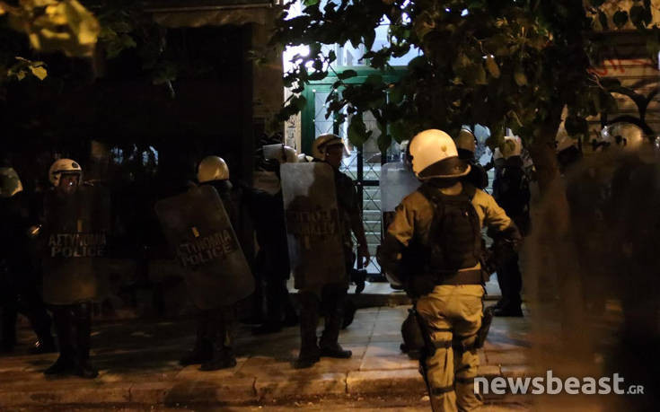 Πολυτεχνείο: Η αστυνομία έσπασε την πόρτα και μπήκε στο κτίριο ενώ παράλληλα ακουγόταν κλασική μουσική