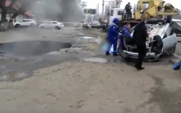Τραγικός θάνατος στη Ρωσία: Άνοιξε κρατήρας και έπεσαν με το αμάξι σε καυτό νερό