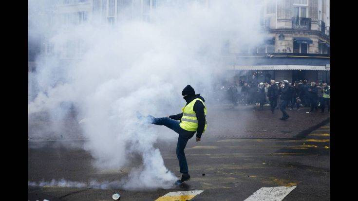 Ένας χρόνος Κίτρινα Γιλέκα: Συγκρούσεις, δακρυγόνα και συλλήψεις στη νέα διαδήλωση