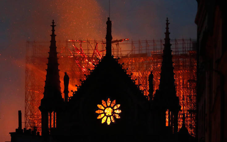 Η πυρκαγιά στην Παναγία των Παρισίων έβαλε «φωτιά» στο twitter