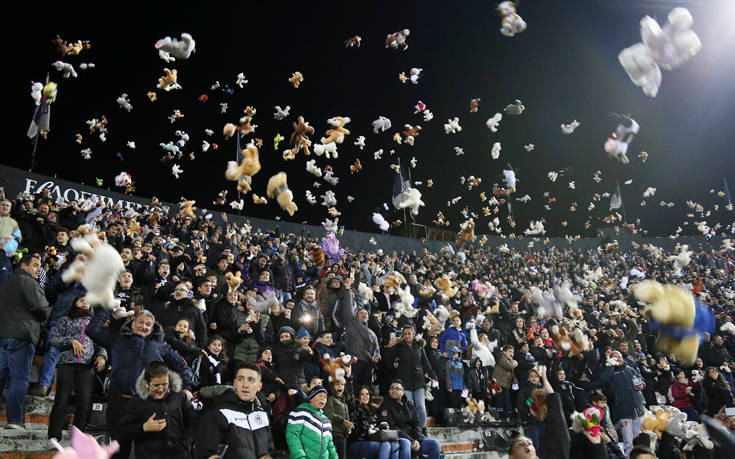 Εντυπωσιακό σκηνικό στην Τούμπα, οπαδοί του ΠΑΟΚ πέταξαν λούτρινα αρκουδάκια στο γήπεδο