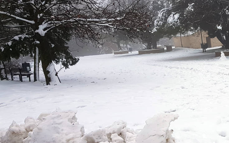 Κακοκαιρία Ζηνοβία: 10 άνθρωποι εγκλωβίστηκαν στα οχήματά τους, προβλήματα από τον χιονιά