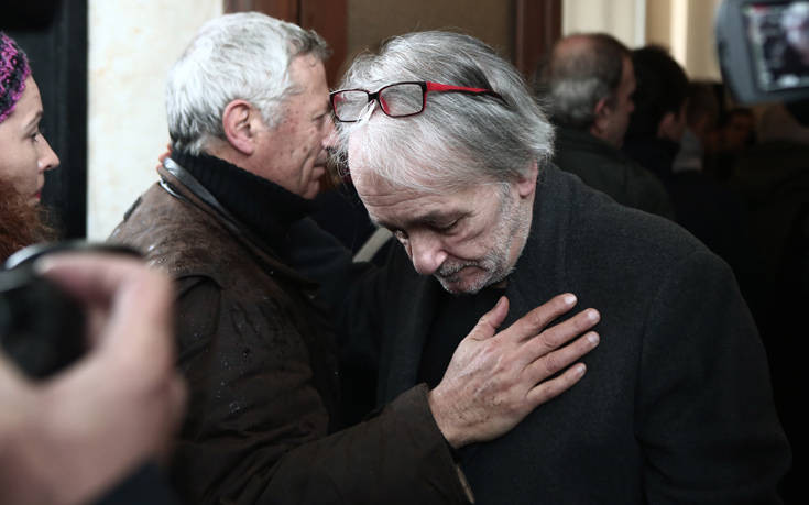 Θάνος Μικρούτσικος: Συντετριμμένος ο Ανδρέας Μικρούτσικος στην κηδεία του αδελφού του