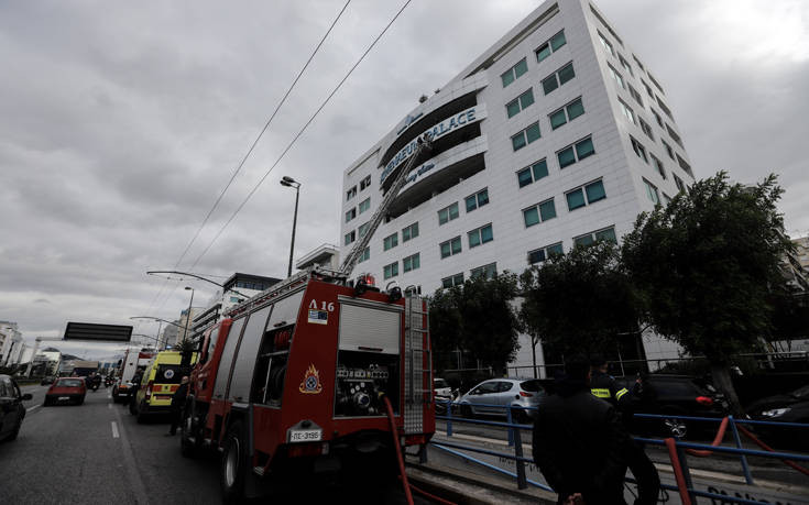 Φωτιά σε ξενοδοχείο στη Συγγρού: «Συνάδελφός μου έδειξε το δρόμο στους πυροσβέστες»