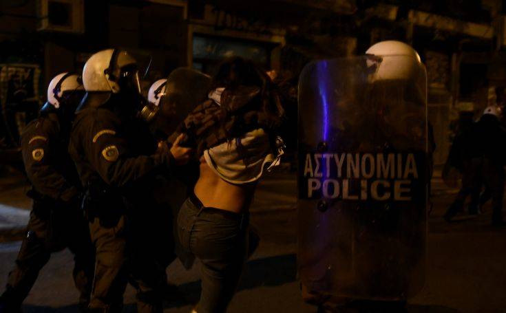 Αστυνομική βία: Αντιπαράθεση στη Βουλή με «σιδερένια γκλομπ» και «ομάδες στα όρια της παρανομίας»