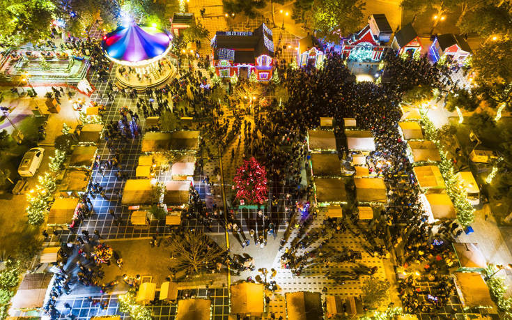 Χριστούγεννα 2019: Χιλιάδες λαμπιόνια, σπιτάκια παραμυθιού και ένα καρουζέλ μεταμόρφωσαν τη Θεσσαλονίκη