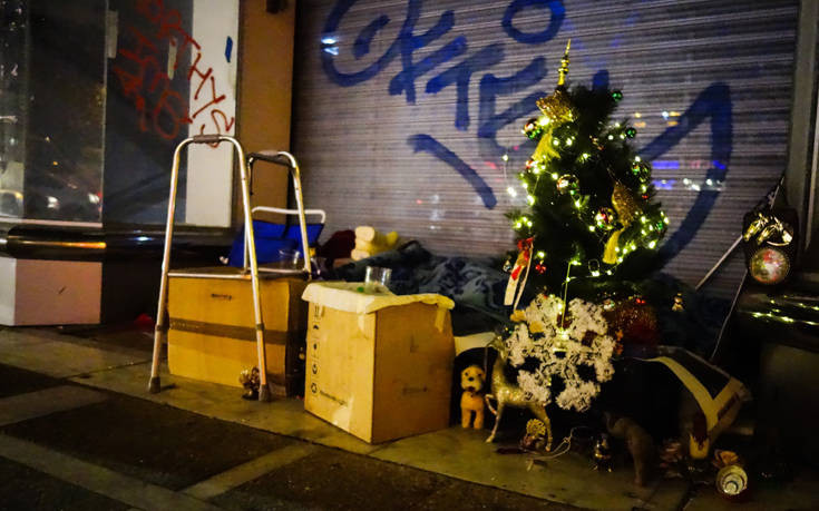 Χριστούγεννα 2019: Άστεγος στόλισε το «σπίτι» του στην Αθήνα