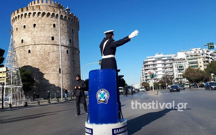 Θεσσαλονίκη: Ο τροχονόμος επέστρεψε με το βαρέλι του στον Λευκό Πύργο