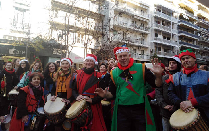 Με κάλαντα, γιορτινά τραγούδια και παιδικές φωνές πλημμύρισε η Θεσσαλονίκη